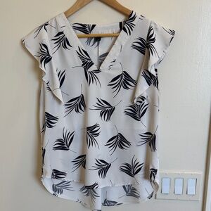 Ann Taylor Women’s Leaf-Print V-Neck Shell Top, size medium